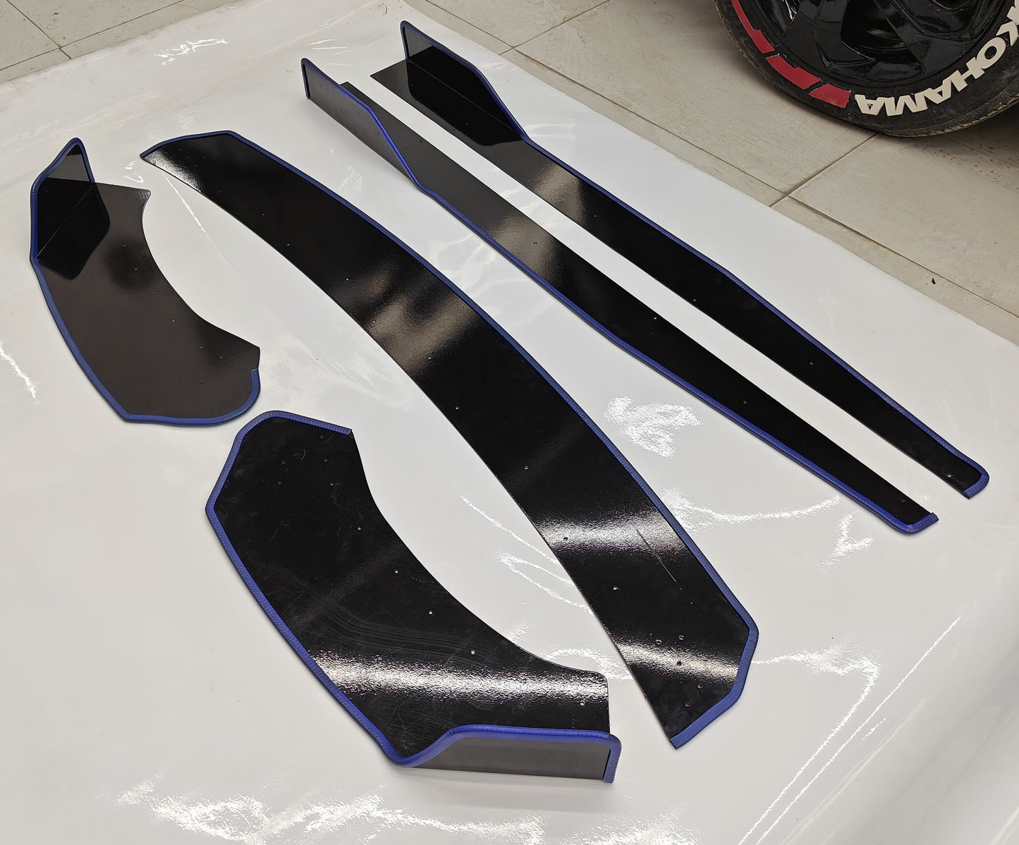 5-piece car skirtings for Ford in black with blue accents, ideal for enhancing vehicle styling