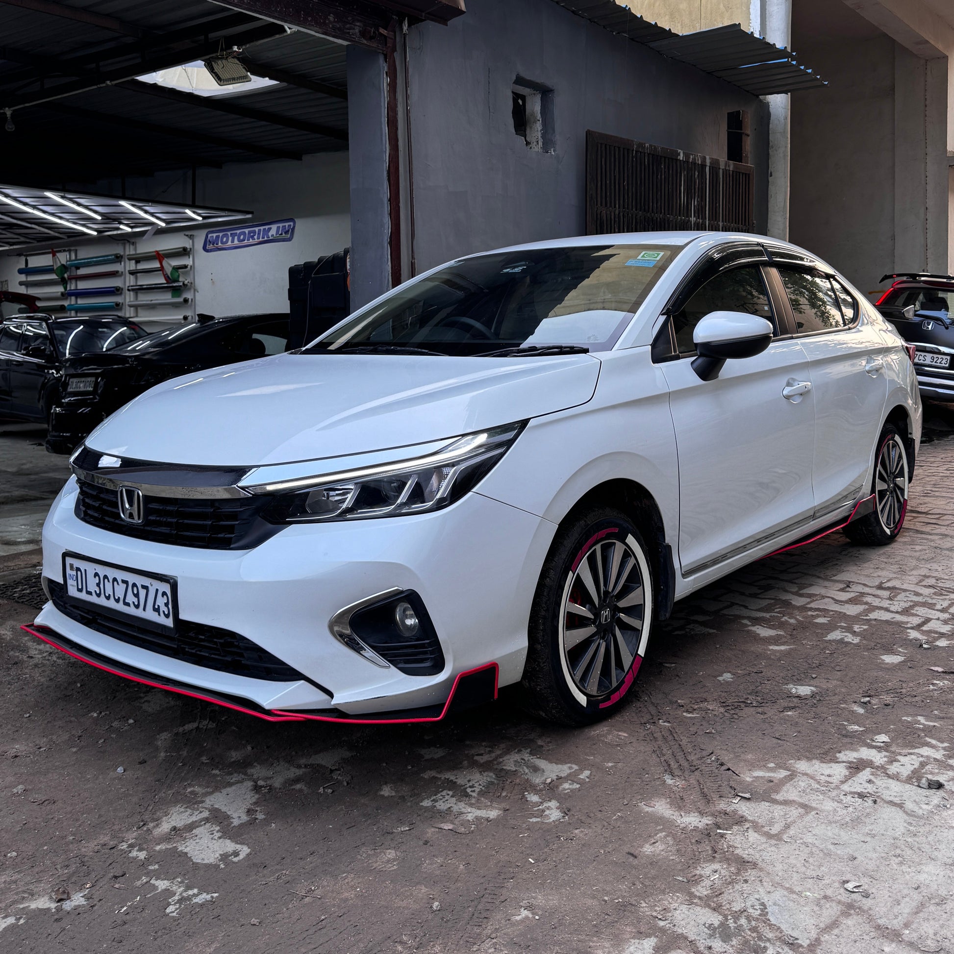 Set of 5 splitters for Honda car skirtings, enhancing style and aerodynamics for a sleek look